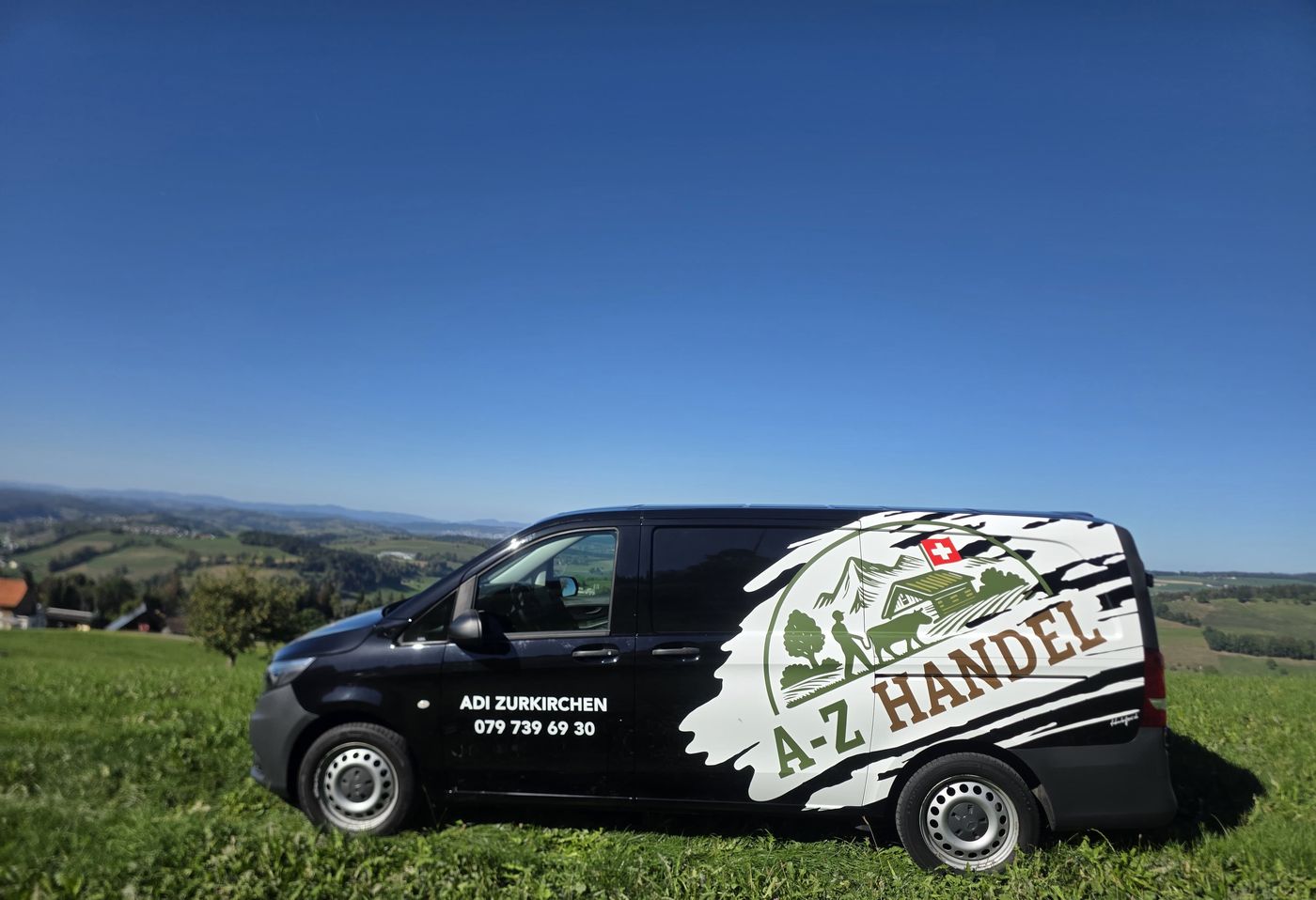 Lieferwagen von A-Z Handel auf einer Wiese im Luzerner Hinterland